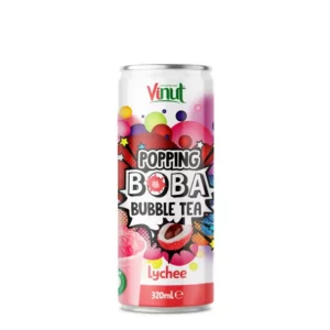 Canette de Vinut Popping Boba Bubble Tea saveur litchi 320 ml avec perles de boba et fruits de litchi frais sur fond rose tropical.