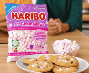 Cookies aux P'tits Chamallows Haribo sur une assiette blanche à côté d'un bol de chamallows roses et blancs