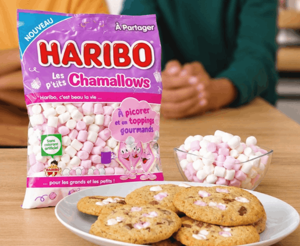 Cookies aux P'tits Chamallows Haribo sur une assiette blanche à côté d'un bol de chamallows roses et blancs