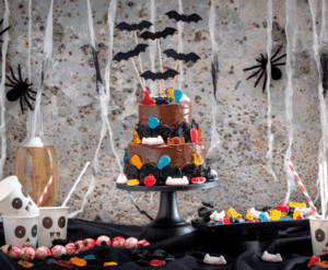 Gâteau chauve-souris d'Halloween au chocolat sur deux étages, décoré de bonbons HARIBO