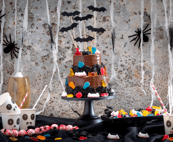 Gâteau chauve-souris d'Halloween au chocolat sur deux étages, décoré de bonbons HARIBO